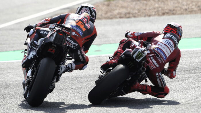 Aksi agresif Marc Marquez dari dalam di tikungan akhir pada Lap 12 yang hampir mencelakai Pedro Acosta