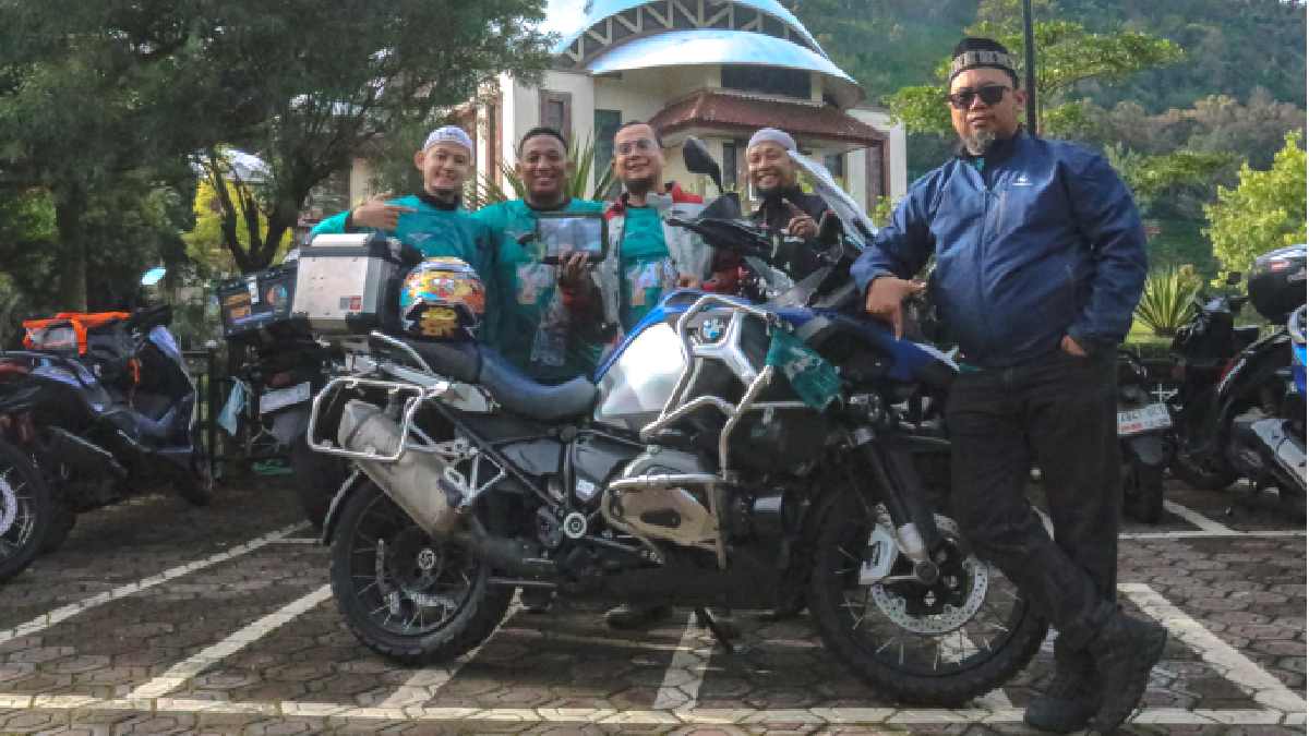 Ketua Umum MBI (kiri) berfoto dengan peserta J2J perwakilan dari Kendari dan Sumatra Selatan