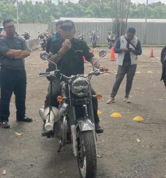 Coach Jusri Pulubuhu (JDDC) saat memberikan materi di luar ruangan kepada NMC